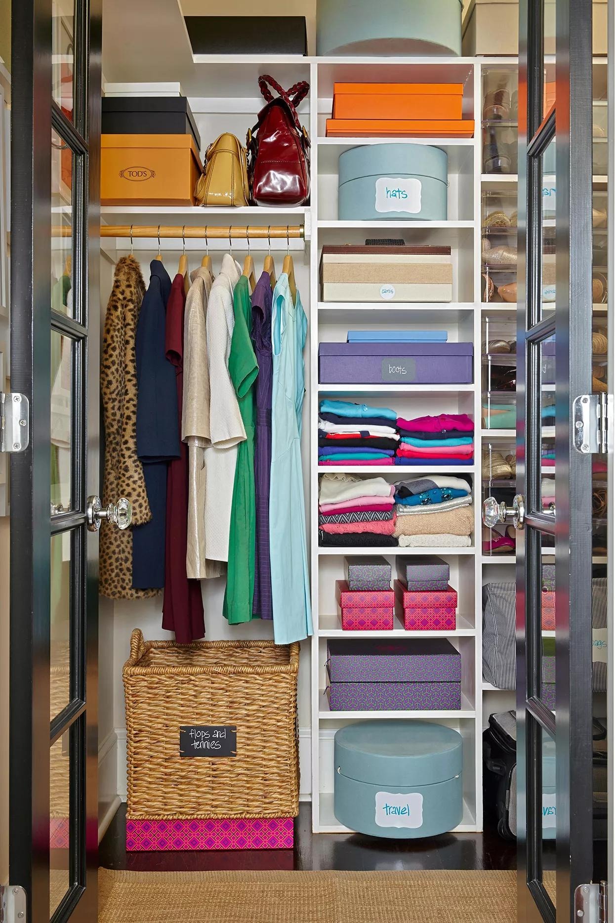 Como organizar o armário de roupas de forma prática e que facilite o dia a dia Ter um armário organizado não é só uma questão de aparência: ele ajuda a economizar tempo, a conservar melhor as peças e a evitar a sensação de “não ter nada para vestir” mesmo com várias roupas guardadas. Muitas vezes, a desordem acontece por falta de um sistema simples, não por falta de espaço. Com passos fáceis e dicas acessíveis, você transforma o armário em um ambiente funcional, onde tudo fica visível e fácil de encontrar. Veja como fazer de forma prática e sem complicações. 1. Comece por esvaziar e separar tudo O primeiro passo é retirar todas as peças do armário — isso permite limpar o espaço e fazer uma análise do que realmente tem. Separe as roupas em quatro grupos:✅ Usar: peças que estão em bom estado, servem e você gosta de vestir.✅ Doar ou vender: roupas em condições boas, mas que não servem mais, não usou há mais de um ano ou não combinam mais com o seu estilo.✅ Consertar: peças que só precisam de ajustes, botões ou costuras para voltar a usar.✅ Descartar: roupas muito gastas, rasgadas ou manchadas que não têm mais utilidade. Essa etapa é fundamental: quanto menos itens desnecessários ficarem no armário, mais espaço e ordem você terá. 2. Limpe e prepare o ambiente Antes de voltar a guardar as roupas, limpe bem as prateleiras, cabideiros e gavetas. Retire a poeira, limpe com um pano úmido e deixe secar completamente — isso evita mofo e odores. Se quiser manter as roupas cheirosas, coloque saquinhos de ervas secas, sabonetes ou sachês de aromatizante em locais estratégicos, longe do contato direto com os tecidos para não manchar. 3. Escolha a melhor forma de armazenar Cada tipo de peça tem uma forma ideal de guardar para não amassar e ocupar menos espaço: Cabides: Use cabides do mesmo tipo e tamanho — isso deixa tudo mais alinhado e evita que as roupas escorreguem. Guarde ali camisas, vestidos, calças, casacos e peças que amassam com facilidade. Prateleiras: Dobre as roupas de tecido mais resistente, como malhas, camisetas, moletons e toalhas. Dobre de forma retangular e empilhe na vertical, como se fossem livros — assim você vê todas de uma vez e não precisa desmanchar a pilha para pegar uma peça do fundo. Gavetas: Use divisórias ou caixas pequenas para separar meias, cuecas, cintos, lenços e acessórios. Isso evita que tudo fique misturado e perdido. 4. Organize por uso e frequência Deixe o que você usa com mais frequência nos locais mais acessíveis — altura dos olhos ou das mãos, sem precisar se esticar ou se abaixar muito. Peças de estações diferentes ou usadas em ocasiões especiais podem ficar nas partes mais altas ou mais baixas do armário. Outra dica é separar por tipo: todas as camisas juntas, todas as calças juntas, todas as roupas íntimas em um mesmo local. Algumas pessoas também gostam de organizar por cor, o que ajuda a visualizar melhor e a combinar as peças mais rápido. 5. Mantenha a ordem com hábitos simples A organização não dura para sempre se não houver manutenção. Adote esses pequenos cuidados: Ao tirar uma peça para usar, devolva ela ao seu lugar logo depois de lavar e secar. Sempre que comprar uma roupa nova, avalie se alguma peça antiga pode ser doada ou substituída — evita o acúmulo excessivo. Faça uma revisão geral a cada 6 meses, especialmente na troca de estações, para ajustar o que está sendo usado. ConclusãoOrganizar o armário é uma tarefa que traz benefícios diários: você ganha tempo, cuida melhor das suas roupas e deixa o ambiente mais leve e agradável. Com esses passos simples, você cria um sistema que funciona para a sua rotina e mantém a ordem sem esforço constante.